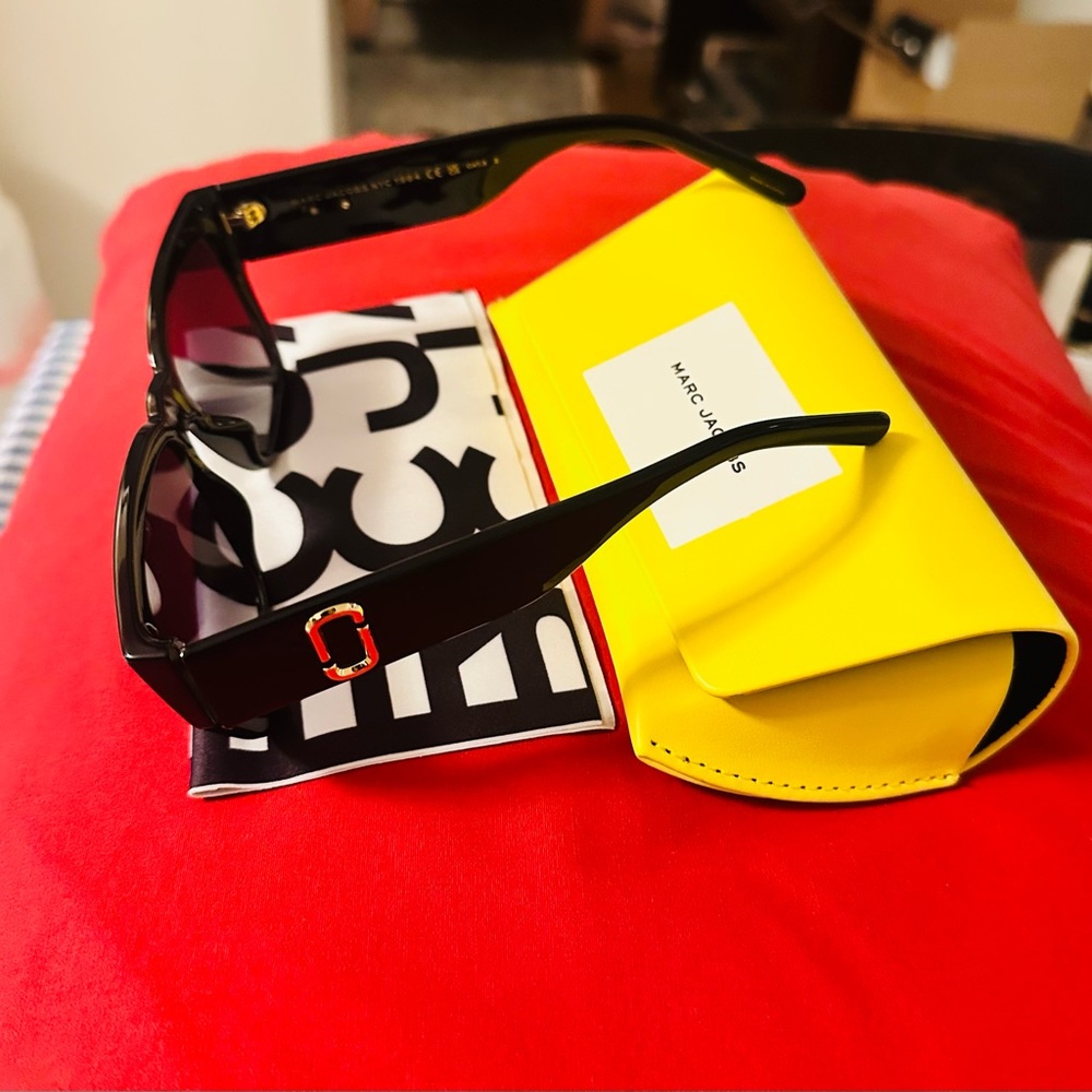 Marc Jacobs Black Sunglasses with Bright Yellow Case - Picture 3 of 4